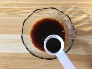 4、香辣啤酒鸭翅,加入老抽，待用；