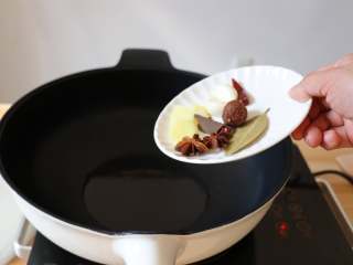 5、香辣啤酒鸭翅,热锅冷油，倒入所有香料煸炒出香味；