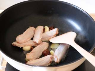 6、香辣啤酒鸭翅,倒入鸭翅，时不时的翻炒几下；