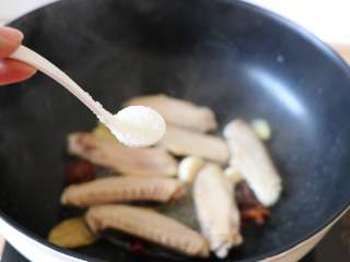 7、香辣啤酒鸭翅,待鸭肉紧实后加入白糖；