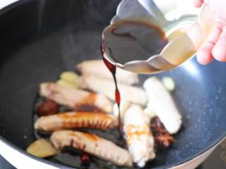 8、香辣啤酒鸭翅,倒入生抽、老抽，翻拌均匀；