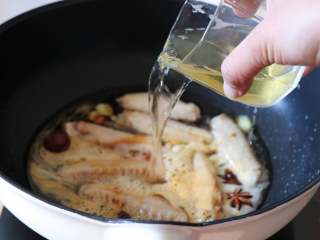 9、香辣啤酒鸭翅,倒入啤酒；