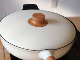 11、香辣啤酒鸭翅,盖上锅盖，大火烧开后小火炖煮；