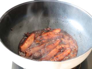 12、香辣啤酒鸭翅,煮至汤汁收干，撒少许熟白芝麻点缀一下即可；