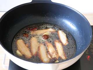 10、香辣啤酒鸭翅,翻拌均匀；