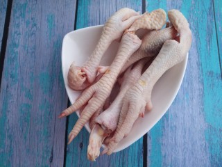 1、鹌鹑蛋炖凤爪,先准备凤爪