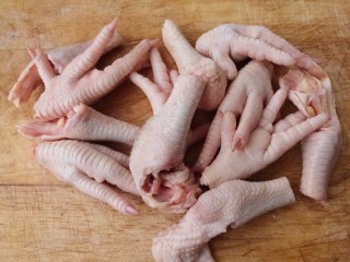 2、鹌鹑蛋炖凤爪,剁成两半,小心不要切到手