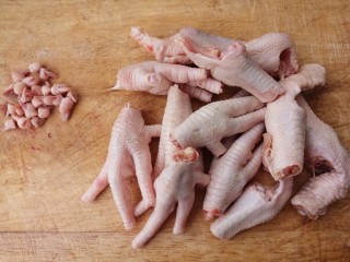 3、鹌鹑蛋炖凤爪,然后把指甲剪下来