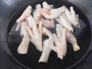 4、鹌鹑蛋炖凤爪,然后放锅里焯水