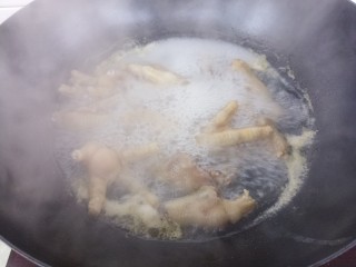 5、鹌鹑蛋炖凤爪,大火烧开水