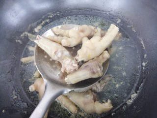 6、鹌鹑蛋炖凤爪,煮两分钟就可以把凤爪捞出来