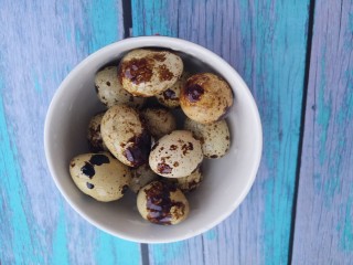 7、鹌鹑蛋炖凤爪,准备鹌鹑蛋,这个鹌鹑蛋是煮好的