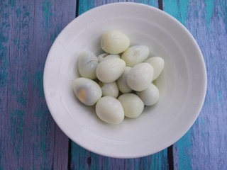 8、鹌鹑蛋炖凤爪,剥掉皮