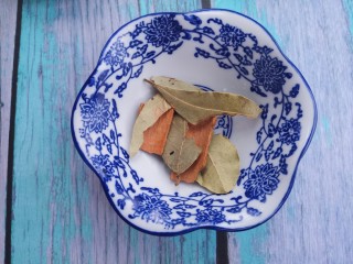 11、鹌鹑蛋炖凤爪,准备桂皮和香叶