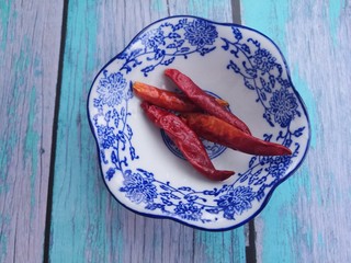 9、鹌鹑蛋炖凤爪,准备几个干辣椒