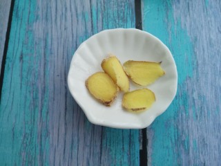 10、鹌鹑蛋炖凤爪,姜切几片