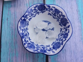 13、鹌鹑蛋炖凤爪,冰糖几粒