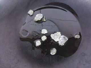 14、鹌鹑蛋炖凤爪,冷锅冷油,放冰糖