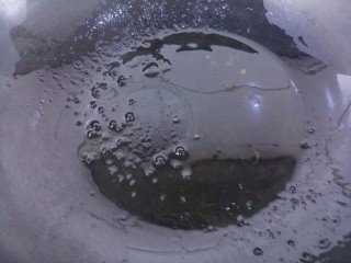 15、鹌鹑蛋炖凤爪,小火把冰糖熬化,熬成棕色