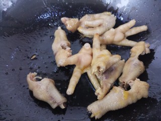 16、鹌鹑蛋炖凤爪,然后把凤爪放进去炒,凤爪要沥干水分,不然会溅油