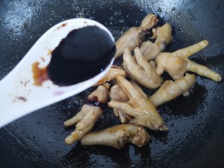 17、鹌鹑蛋炖凤爪,然后大火快速翻炒,加入一勺老抽