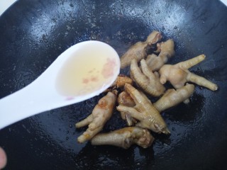 18、鹌鹑蛋炖凤爪,一勺料酒