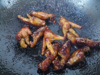 19、鹌鹑蛋炖凤爪,继续翻炒均匀,让凤爪上色