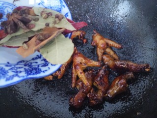 20、鹌鹑蛋炖凤爪,然后加入桂皮香叶花椒八角