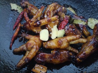 21、鹌鹑蛋炖凤爪,加入姜片