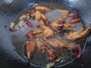 22、鹌鹑蛋炖凤爪,然后加温水,没过食材即可