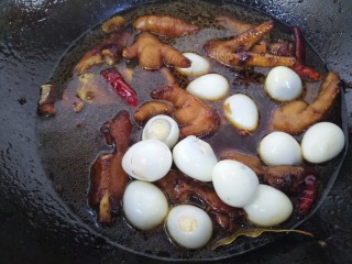 23、鹌鹑蛋炖凤爪,再把鹌鹑蛋放进去,小火炖