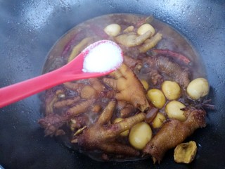 24、鹌鹑蛋炖凤爪,炖十分钟左右,加一勺盐