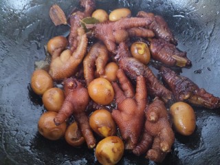 25、鹌鹑蛋炖凤爪,然后再炖5分钟,收汁即可。