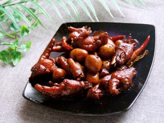 26、鹌鹑蛋炖凤爪,装盘可以吃了