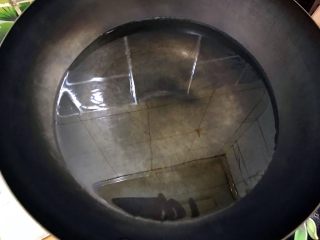 5、适合冬天里吃的凉菜（香菜大葱拌豆皮）,煮一锅水