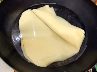 6、适合冬天里吃的凉菜（香菜大葱拌豆皮）,水开后放入豆皮烫30秒，其实这种豆皮买回来就是可以凉拌吃的，可是我总觉得不太卫生，所以烫一下