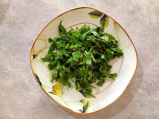 9、适合冬天里吃的凉菜（香菜大葱拌豆皮）,捞出香菜，沥干水分，切碎