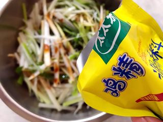 12、适合冬天里吃的凉菜（香菜大葱拌豆皮）,少许鸡精