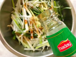 13、适合冬天里吃的凉菜（香菜大葱拌豆皮）,少许蚝油