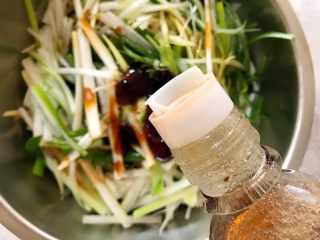 14、适合冬天里吃的凉菜（香菜大葱拌豆皮）,适量香油