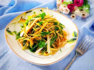 16、适合冬天里吃的凉菜（香菜大葱拌豆皮）,夹煎饼也很好吃的哦