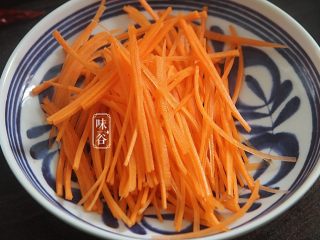 2、夏日不可少的一碗面~鸡丝凉面,胡萝卜切成细丝；