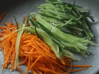 4、夏日不可少的一碗面~鸡丝凉面,煮一小锅水，水沸腾后把胡萝卜放下去煮十秒左右立刻捞起沥干水备用，和青瓜丝放一起备用；