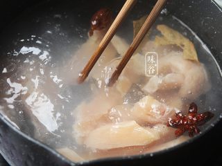 6、夏日不可少的一碗面~鸡丝凉面,放入水中，放入香叶，八角，草果，甘草和姜片，煮熟后捞起放凉备用；