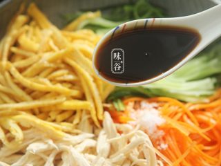 11、夏日不可少的一碗面~鸡丝凉面,把蛋丝、胡萝卜丝、青瓜丝、鸡肉丝混合在一起，放入2匙酱油，一小匙盐搅拌均匀后放置备用；