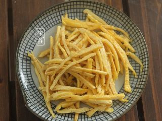 10、夏日不可少的一碗面~鸡丝凉面,煎好的鸡蛋切成蛋丝；