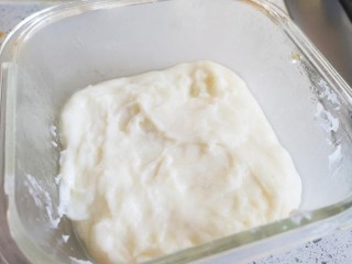 3、炸鲜奶,把牛奶糊倒入，刮平表面。
