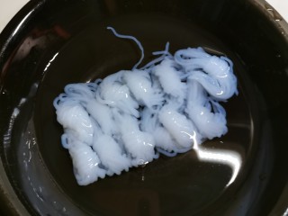 2、麻辣魔芋,魔芋从盒子里取出  清洗一下