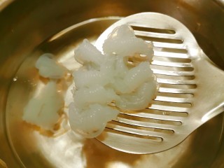 3、麻辣魔芋,放入开水中汆烫