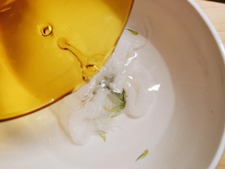 5、麻辣魔芋,放入纯净水 过凉